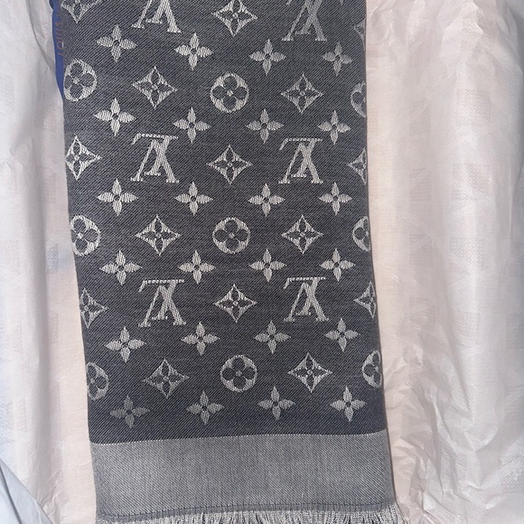 LV Shawl, NEVER been used. Got it as a gift but it’s not my vibe. - Picture 4 of 4